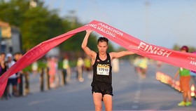 Đỗ Quốc Luật đã có cúp vô địch cự ly marathon tại giải chạy ở Hạ Long (Quảng Ninh). Ảnh: GIANG HUY