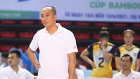HLV Nguyễn Tuấn Kiệt sẽ có nhiều điều phải làm để hình thành lại lối chơi của đội tuyển nữ theo ý đồ chiến thuật của mình. Ảnh: DŨNG PHƯƠNG