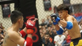 Nguyễn Trần Duy Nhất là võ sĩ tham dự giải MMA lần này và đã lọt vào tứ kết hạng cân. Ảnh: VMMAF