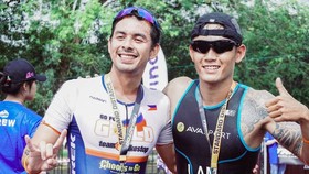 Lâm Quang Nhật và cựu vô địch SEA Games Nikko Huelgas trong ngày thi đấu 14-8 tại Đồng Nai. Ảnh: L.Q.N