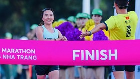 HLV Phạm Thị Bình đã thi đấu hiệu quả và về nhất full marathon ở Nha Trang trong sáng 28-8. Ảnh: ĐỨC ĐỒNG.VNE
