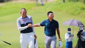 Tay golf Chen Guxin (trái) đã được đối thủ Lloyd Jefferson Go (áo xanh) chúc mừng sau khi có ngôi vô địch tại Đà Nẵng. Ảnh: BTC