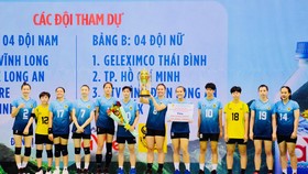 Đội nữ VTV Bình Điền Long An có cúp vô địch giải đấu trên sân nhà. Ảnh: B.LA