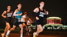 Đỗ Quốc Luật (dẫn đầu) đang là một trong những VĐV quan trọng của điền kinh thể thao Biên Phòng tại Đại hội thể thao toàn quốc năm nay. Ảnh: T.MARATHON HN