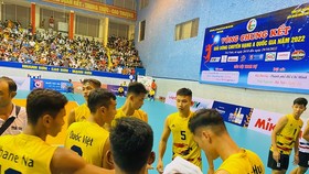Nguyễn Văn Quốc Duy (5) và đồng đội tại Trà Vinh vẫn chưa thể thăng hạng dù thi đấu trên sân nhà. Ảnh: MINH CHIẾN