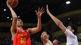 Đội bóng rổ Việt Nam (áo đỏ) không có chiến thắng trước chủ nhà Mông Cổ. Ảnh: VBAF