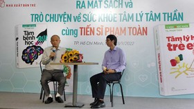 TS Phạm Toàn (trái) chia sẻ tại chương trình