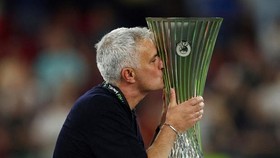 Jose Mourinho hôn lên chiếc cúp Europa Conference League đầy hạnh phúc