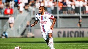 Lacazette sẽ lĩnh xướng hàng công Lyon