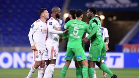 Nhiều cầu thủ Lyon đi giày màu xanh - màu của kình địch Saint-Etienne