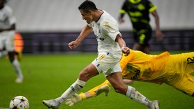 Alexis trừng phạt sai lầm của Adan