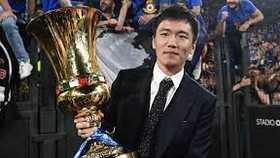 Chủ tịch Trương Khang Dương cùng danh hiệu Coppa Italia của Inter mùa trước