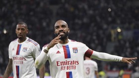 Lacazette ăn mừng bàn thắng vào lưới Lille