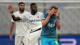 Mbemba tranh bóng với Harry Kane