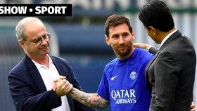 Messi bên cạnh Cố vấn Campos (trái) cùng Chủ tịch Al-Khelaifi (phải)