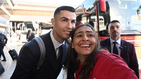 Cristiano Ronaldo chụp hình lưu niệm cùng fan nữ