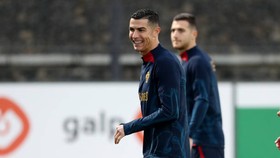 Ronaldo tươi cười trên sân tập đội tuyển Bồ Đào Nha