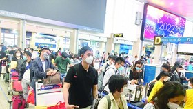 HCMC: Bus, train stations deserted, airport overloaded