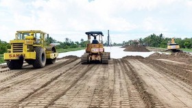 Construction progress of My Thuan – Can Tho expressway project remains slow