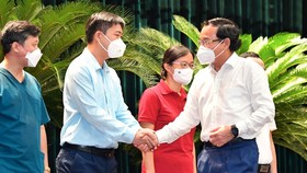 Secretary of HCMC Party Committee Nguyen Van Nen thanked the doctors and nurses coming to aid the city in the fierce combat against Covid-19 to minimize severe and dead cases. (Photo: SGGP)