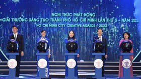 Chairman of HCMC People’s Committee Phan Van Mai is delivering the awards to winners of HCMC Creative Awards 2021. (Photo: SGGP)