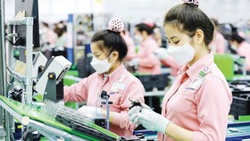 Manufacturing activities in Samsung Electronics Vietnam Co. Ltd (Photo: SGGP)
