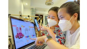 Consumers are comparing goods prices and reading comments on online shopping platforms. (Photo: SGGP)