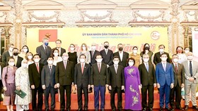 HCMC leaders and leaders of foreign representative agencies in the city. (Photo: SGGP)