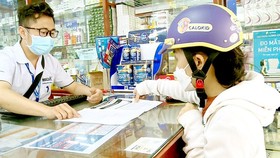 Buying Covid-19 medicine at a pharmacy in District 3 of HCMC. (Photo: SGGP)