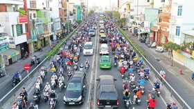 Frequent congestion on Nguyen Van Cu Bridge in HCMC. (Photo: SGGP)