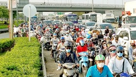 National Way No.13 near the Eastern Coach Station witnessed congestion when vehicles after vehicles were rushing back to HCMC. (Photo: SGGP)