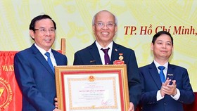 Secretary of HCMC Party Committee Nguyen Van Nen gave the Second-class Labor Medal to ORDI (Photo: SGGP)