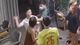 The security camera recorded the slapping action of Toan toward a woman in the hair salon