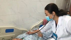 Head of the Internal Medicine – Infectious Disease Department of Thong Nhat Hospital Dr. Tran Thi Van Anh is treating flu patients. 
