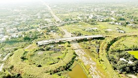 Ben Luc – Long Thanh Expressway project, the section passing National Way No.50 in Da Phuoc Commune of Binh Chanh District. (Photo: SGGP)