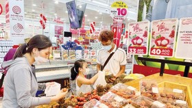 Consumers are choosing products in a supermarket in Go Vap District of HCMC. (Photo: SGGP)