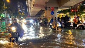 With too much rainfall this year, Hanoi continuously experiences urban flooding in May and June