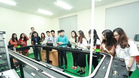 Students in the International University (member of Vietnam National University – HCMC) in their practice lesson. (Photo: SGGP)