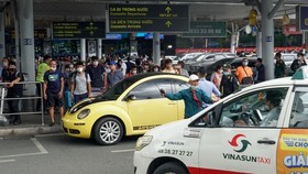 Waiting for a taxi at TSN Airport on August 8 (Photo: SGGP)