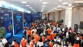 Many technology lovers participated in the automotive technology day, recently held by FPT Software. (Photo: SGGP)