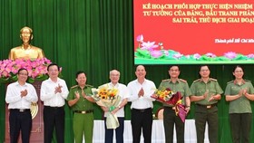The agreement signing ceremony for the task of protecting the Party's ideological foundation and fighting against false and hostile views. (Photo: SGGP)