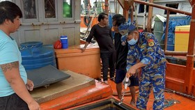 The Tho Chu Border Guard patrol team checked the two fishing boats carrying DO oil without valid proof of purchase. (Photo: SGGP)