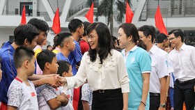 Bà Nguyễn Thị Thu - Phó Chủ tịch UBND TPHCM động viên các cầu thủ thi đấu trận CK. Ảnh: NHẬT ANH 