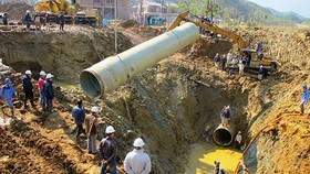 Đường ống nước sông Đà bị vỡ đang được lực lượng chức năng khắc phục