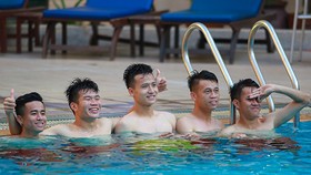Hình ảnh U22 Việt Nam thả lỏng tại hồ bơi. Ảnh: Dũng Phương