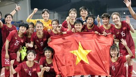 Tuyển nữ Việt Nam ở lại cổ vũ cho U 22 Việt Nam tranh chung kết trước Indonesia. Ảnh: Dũng Phương