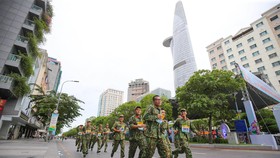 Các vận động viên trên phố đi bộ Nguyễn Huệ. Ảnh: Dũng Phương