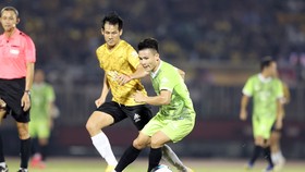Nguyễn Quang Hải (áo xanh) trong một pha đ bóng trong trận All Star gặp U22 Việt Nam. Ảnh: Dũng Phương