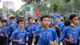Các em thuộc các trường Tiểu học Tỉnh Bình Dương tham gia đường chạy chào mừng năm mới 2021. Ảnh: Dũng Phương
