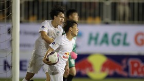 Ăn mừng bàn thắng của Văn Toàn, Minh Vương trong trận thắng SLNA. Ảnh: Dũng Phương